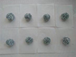 所有豆沙馅全部滚上椰蓉放一边备用