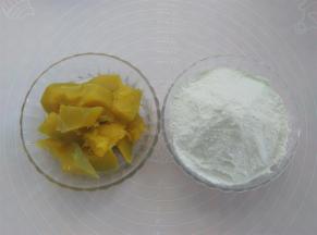 取150克放凉滤干水分的南瓜泥混合160克糯米粉揉匀