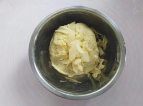 面团加入黄油再次揉匀