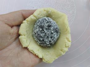 面团按扁，包上豆沙馅