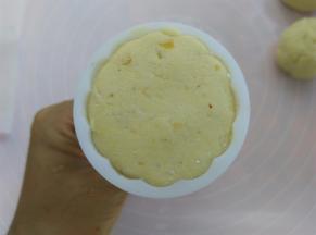 面团放入50克或者63克的月饼模具