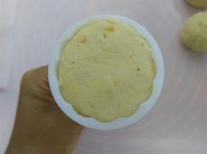 面团放入50克或者63克的月饼模具