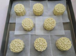 糯米团胚很像绿豆糕，但是它还不能吃