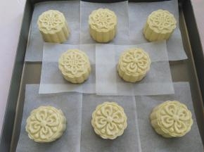 糯米团胚很像绿豆糕，但是它还不能吃