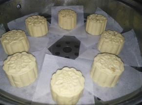 所有糯米团依次包馅，脱模，放入蒸锅，大火蒸20分钟出锅