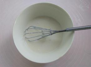 倒入糯米粉，粘米粉，澄粉搅拌均匀