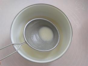 再取一只盆子，把面糊过筛2次以上