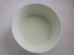 过筛好的面糊静置30分钟，然后盖上保鲜膜放入蒸锅，用大火蒸25分钟，在15分钟的时候掀开保鲜膜搅拌一下面糊再盖上保鲜膜继续蒸（注意不要烫到手）