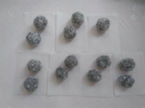 蒸面糊的时间分豆沙馅，每个25克，豆沙上滚一层椰蓉