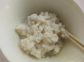 蒸熟的面团取出用筷子扒拉散开，帮助降温