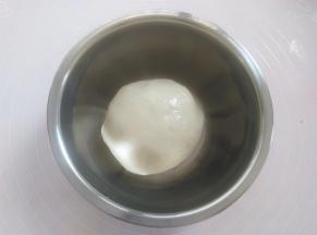 面团还有余温的时候带上一次性手套把面团揉光滑