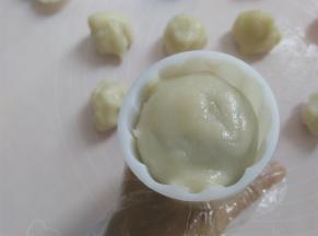 面团抹一层糕粉，放入模具