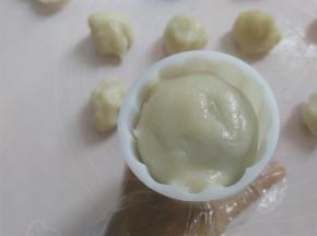 面团抹一层糕粉，放入模具