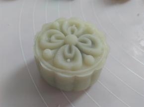 轻轻推动模具，把冰皮月饼扣在垫子上