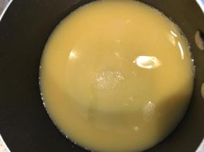 吉利丁片用冷水浸泡至软，准备小锅，倒入果汁，糖浆，糖，小火熬至开锅。