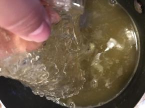 开锅后停火，搅拌至稍微凉一下，搅拌一分钟，放入软的吉利丁片，继续搅拌至吉利丁化在果汁中，最好是过滤下，滤掉没有完全溶解的吉利丁片，不要开锅的状态加吉利丁，液体温度过高，容易使吉利丁失去一部分凝固力