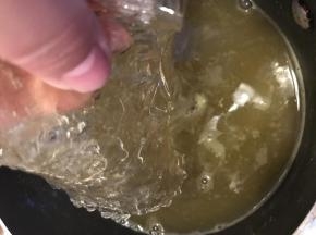 开锅后停火，搅拌至稍微凉一下，搅拌一分钟，放入软的吉利丁片，继续搅拌至吉利丁化在果汁中，最好是过滤下，滤掉没有完全溶解的吉利丁片，不要开锅的状态加吉利丁，液体温度过高，容易使吉利丁失去一部分凝固力