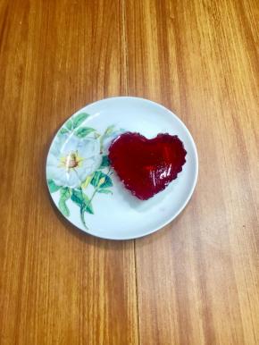 一个很大颗滴~可以放入冰箱，表面干燥一下再吃~