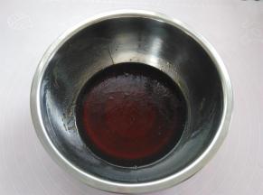 分别称出转化糖浆，枧水，玉米油，倒入干净的碗里，混合均匀