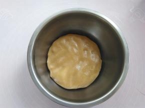 戴上一次性手套把面团抓成团
