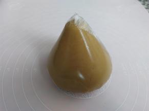 面团装入保鲜袋，室温下静置2小时左右