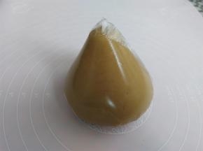 面团装入保鲜袋，室温下静置2小时左右