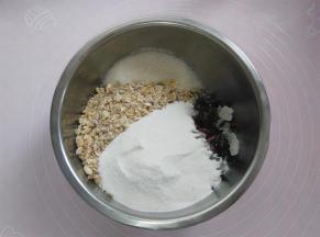 把核桃仁，葵花籽仁，松子仁，燕麦片分别用烤箱150度烘烤5分钟，花生烤7分钟，颗粒大的可以切碎一点，冬瓜糖切颗粒，蔓越莓切细条，所有五仁馅材料放入盆里（可以放刚才和面的盆里）
