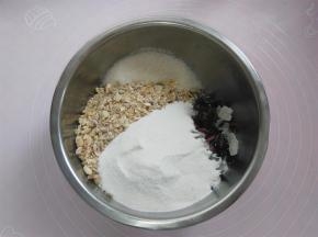 把核桃仁，葵花籽仁，松子仁，燕麦片分别用烤箱150度烘烤5分钟，花生烤7分钟，颗粒大的可以切碎一点，冬瓜糖切颗粒，蔓越莓切细条，所有五仁馅材料放入盆里（可以放刚才和面的盆里）