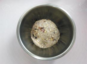 戴上一次性手套把五仁馅材料混合均匀，抓成一个大的馅料团，盖上保鲜膜静止30分钟