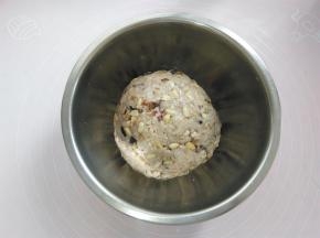 戴上一次性手套把五仁馅材料混合均匀，抓成一个大的馅料团，盖上保鲜膜静止30分钟