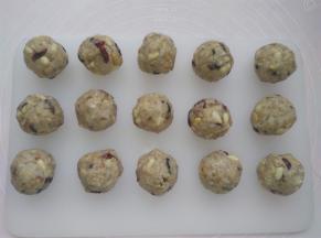 把五仁馅料按照35克一个分成15个