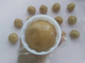 把月饼球放入50克模具里，可以按压一下模具边缘，让花型更立体