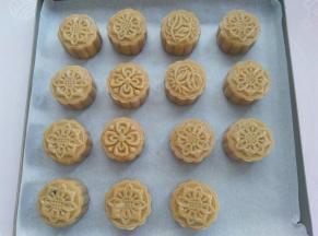 所有月饼全部做好以后用喷水壶喷一点点水，静置10分钟，同时预热烤箱180度