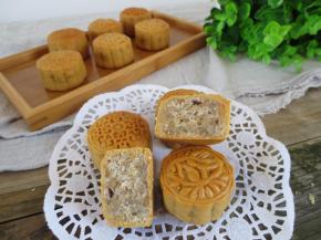 这个五仁月饼口味很清爽，不像外面做的那种油腻