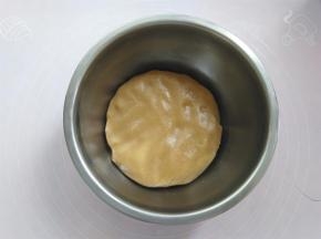戴上一次性手套把面团抓成团
