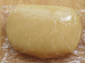 面团装入保鲜袋，室温下静置2小时左右