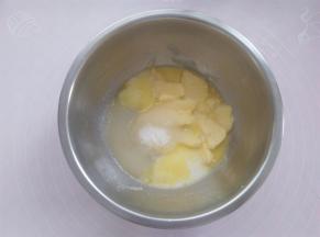 软化好的黄油加入牛奶，白砂糖加热到黄油融化（可以用微波炉，不建议用烤箱，会把牛奶烤成焦糖色）