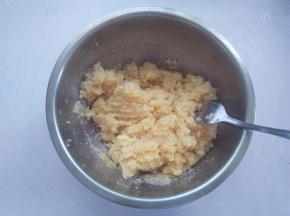 把椰蓉搅拌均匀，再加入全蛋液，再次搅拌均匀