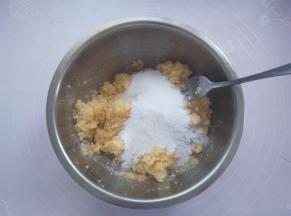 加入熟糯米粉，继续搅拌均匀