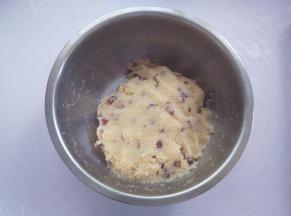 加入切碎的蔓越莓，混合均匀放冰箱冷藏1小时，不同牌子的椰蓉，黄油都有可能稀了或者干了，如果是稀了可以加多一点点熟糯米粉，干了就加一点点蛋液，不要加太多，能成团就可以了