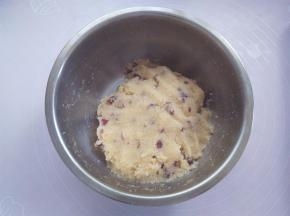 加入切碎的蔓越莓，混合均匀放冰箱冷藏1小时，不同牌子的椰蓉，黄油都有可能稀了或者干了，如果是稀了可以加多一点点熟糯米粉，干了就加一点点蛋液，不要加太多，能成团就可以了