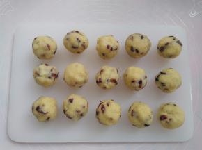 取出冷藏好的椰蓉按照30克一个分成15个