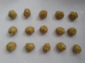 把月饼皮按照每个20克分成15个