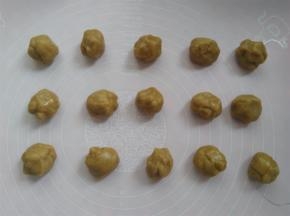 把月饼皮按照每个20克分成15个