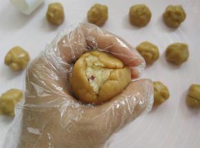 手心合起来，用虎口把面团慢慢收圆，皮厚的地方可以推到皮薄的地方，尽量推的均匀一点