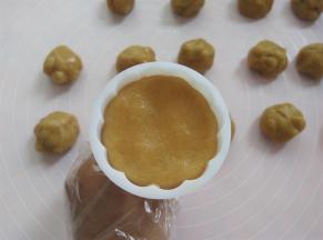 把月饼球放入50克模具里，可以按压一下模具边缘，压出来的花纹更立体