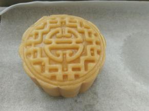 月饼模具倒扣在烤盘上，向下按压，轻轻提起模具（我用金盘烤也垫一层油纸，方便清洗）