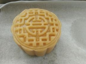 月饼模具倒扣在烤盘上，向下按压，轻轻提起模具（我用金盘烤也垫一层油纸，方便清洗）