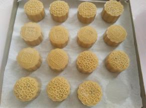 所有月饼全部做好以后用喷水壶喷一点点水，静置10分钟，同时预热烤箱180度