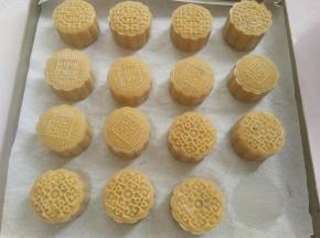 所有月饼全部做好以后用喷水壶喷一点点水，静置10分钟，同时预热烤箱180度